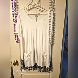 LOGO by Lori Goldstein Black White V-Neck Tunic Top With Pockets 2X NWOT